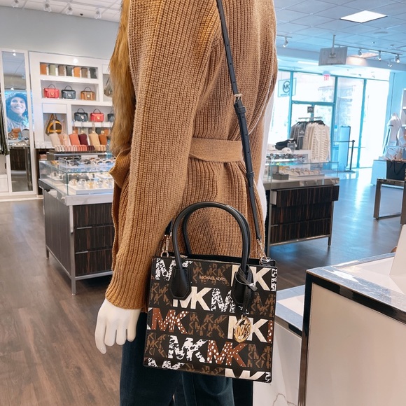 Michael Kors Mercer Medium Messenger - Picture 11 of 11